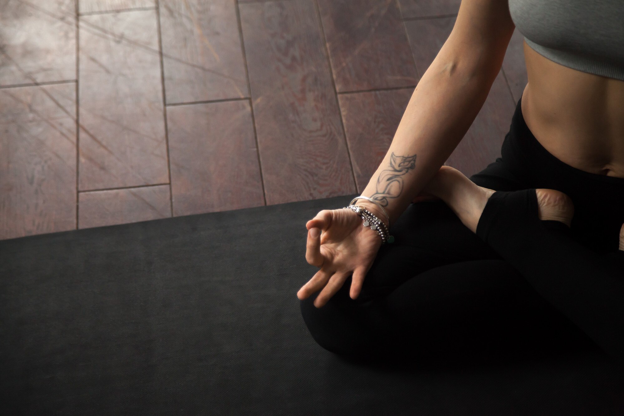 Detalle sutil de relajación y enfoque postural